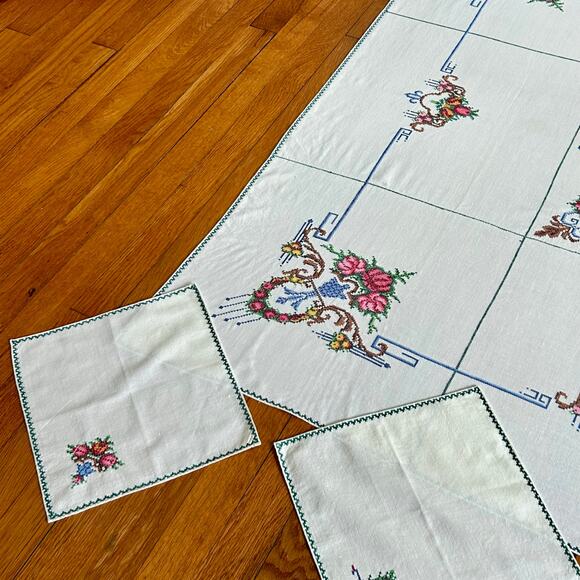Vintage White Cotton Blend Embroidered Tablecloth with 4 Matching Napkins Floral - Picture 11 of 16